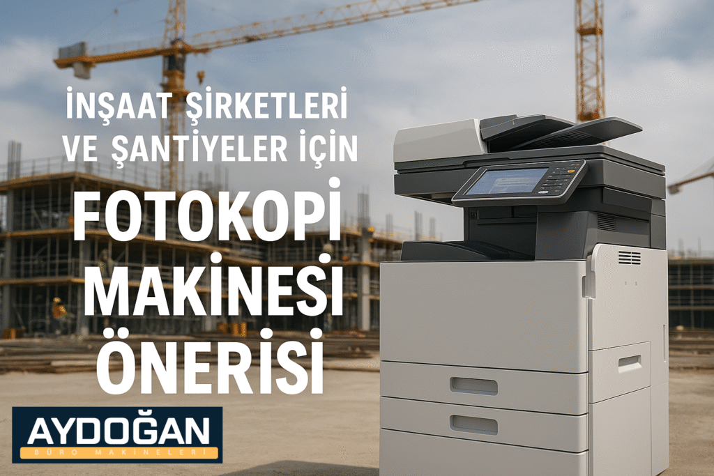 Şantiye ve İnşaat Şirketi İçin Yazıcı Fotokopi Makinesi Önerisi Şantiye ortamında konumlandırılmış çok fonksiyonlu bir fotokopi makinesi; arka planda inşaat halindeki bina ve kule vinçler, önde ise modern bir yazıcı cihazı yer almakta. Üzerinde 'İnşaat Şirketleri ve Şantiyeler için Fotokopi Makinesi Önerisi' yazısı yer alıyor.